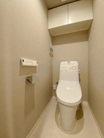フェイム小岩レジデンスタワーのトイレ|いつも清潔で快適にお使いいただける温水洗浄便座一体型トイレを新規交換いたしました！スタイリッシュでデザイン性にも優れた空間です。お手入れがしやすい最新設備を採用しており、毎日の生活をサポートします。