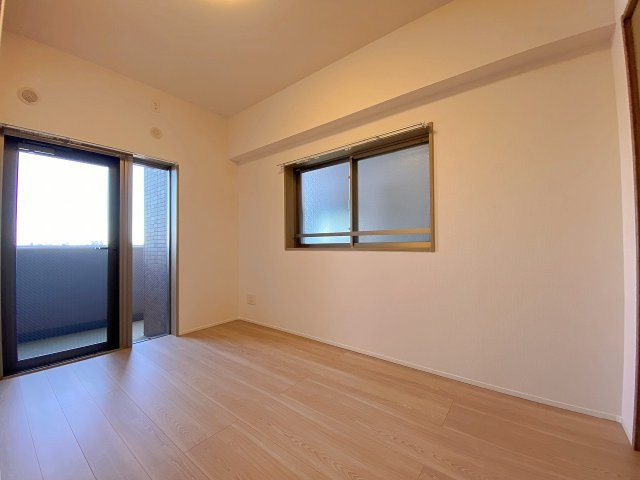 フェイム小岩レジデンスタワーの子供部屋|お子様のお部屋や書斎、趣味を楽しむスペースとしても大活躍する洋室約5.4帖です！全居室フローリング仕様のためお掃除も簡単。収納スペースも備わっており、お部屋を広くすっきりとご活用いただけます。