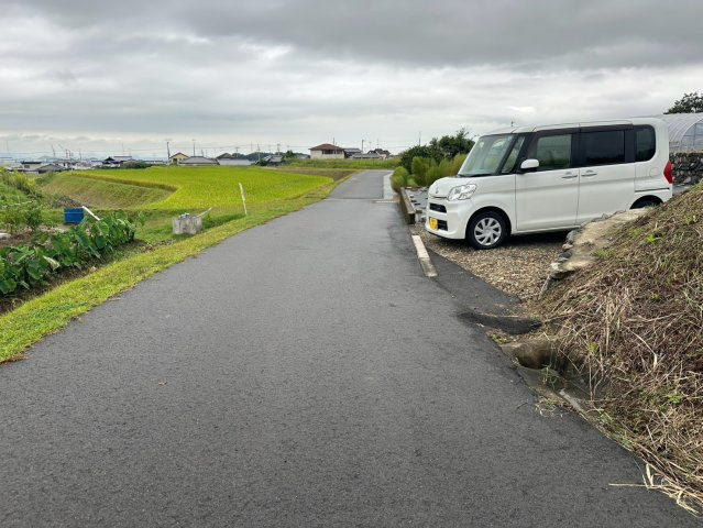 西条市氷見丙1090-2　売土地の前面道路含む現地写真