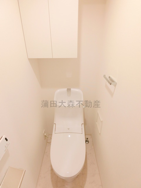 ルネサンスコート大森本町のトイレ|棚収納と温水洗浄便座付きのトイレ