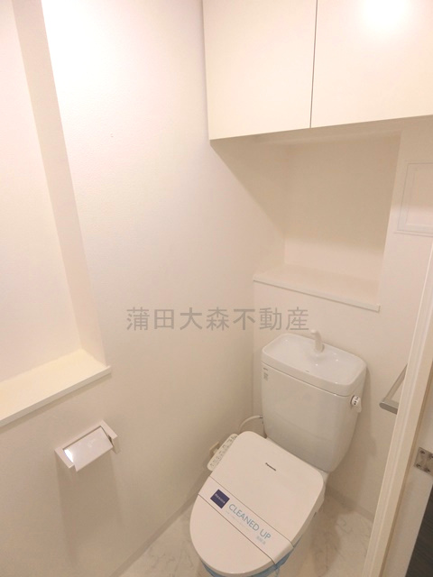 レジディア千鳥町のトイレ|棚収納と温水洗浄便座付きのトイレ