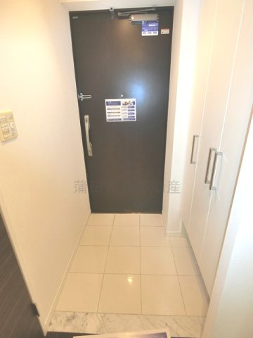 レジディア千鳥町の玄関