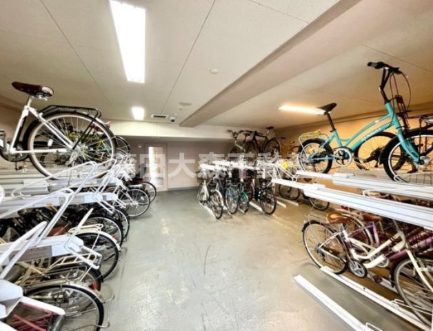 レジディア千鳥町のその他共用部分|屋根付きラック式の駐輪場　空き状況等詳細はお問合せください。