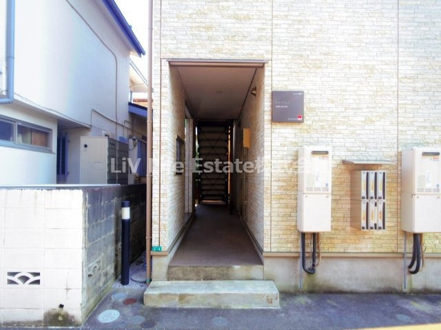 小平市小川西町３丁目の賃貸マンションのエントランス