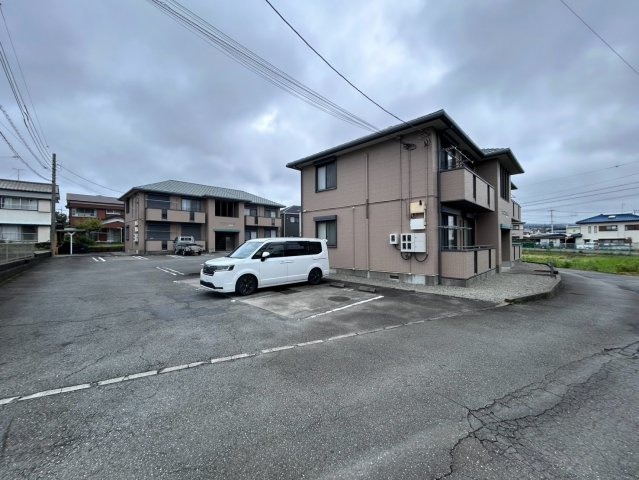 静岡県富士宮市一棟アパート　2棟一括の駐車場
