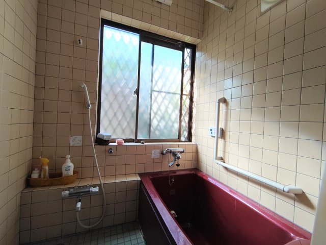 売中古戸建　静岡市駿河区石部の浴室|浴室には窓やてすりを備え、快適さや暮らしやすさを考えた空間です！