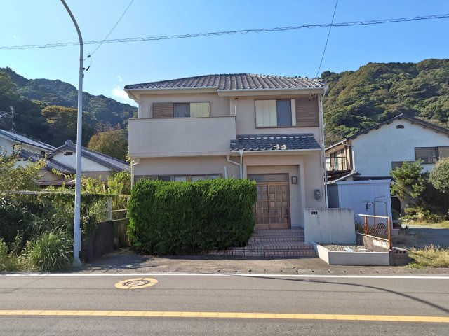 売中古戸建　静岡市駿河区石部の外観|前面道路は幅員14.4ｍあるので、開放的です！