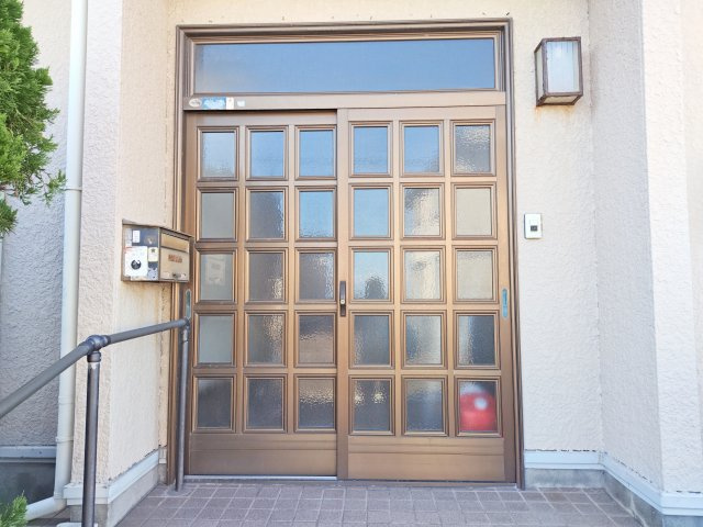売中古戸建　静岡市駿河区石部の玄関|玄関ポーチには手すりがついていて安心です！