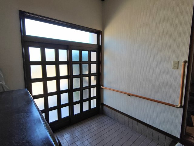 売中古戸建　静岡市駿河区石部の玄関|玄関ドアは光がたっぷり入るタイプです！