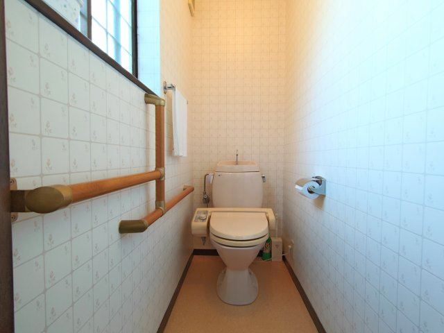 売中古戸建　静岡市駿河区石部のトイレ|トイレには大きめの窓があり、換気のしやすさがポイントです！