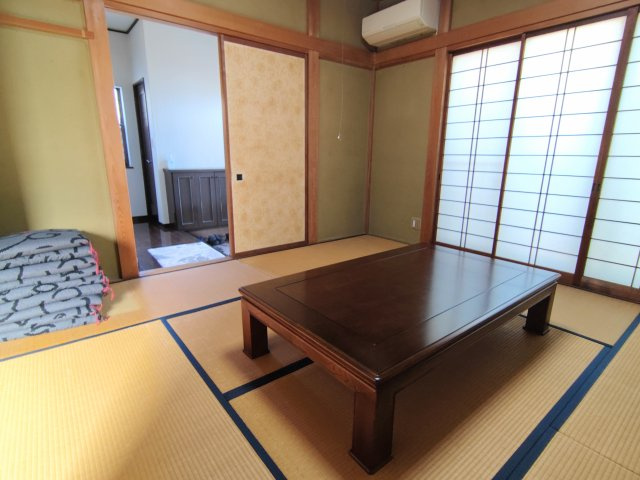 売中古戸建　静岡市駿河区石部の和室|玄関隣の8帖和室は収納を備え、ゆとりある落ち着きのある空間を提供します！