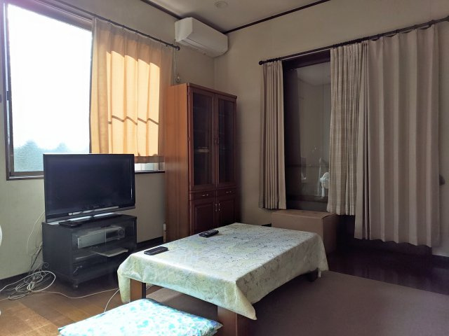 売中古戸建　静岡市駿河区石部の洋室|13帖DKは２面採光で風通しが良さそうです！