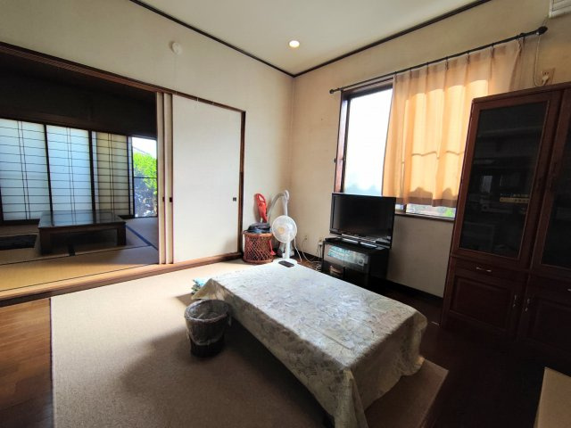 売中古戸建　静岡市駿河区石部の洋室|扉を開放すれば8帖和室と繋がり、家族や友人が集まる時など、思い出に残る楽しい時間をサポートします！