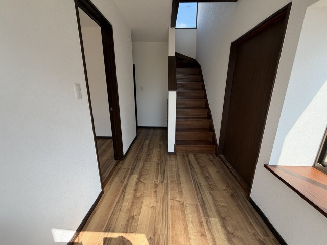 ～角地の立地を生かした日当たりと風通しの良さが魅力～　群馬県桐生市相生町5丁目のその他共用部分|木目調の廊下で温かみを感じられます。