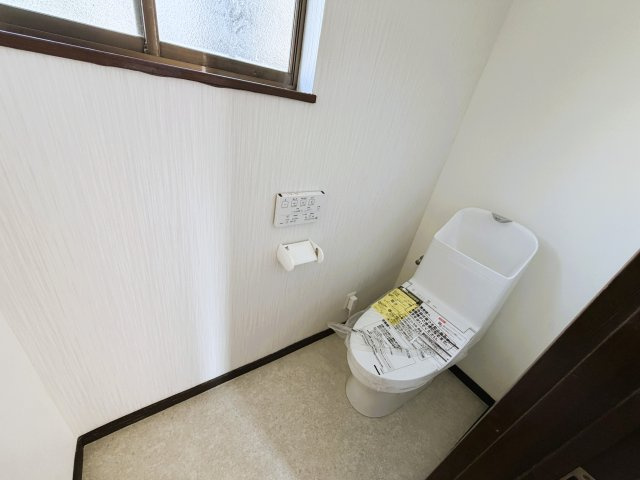 ～角地の立地を生かした日当たりと風通しの良さが魅力～　群馬県桐生市相生町5丁目のトイレ|窓付きで換気ができ清潔感を保てます。