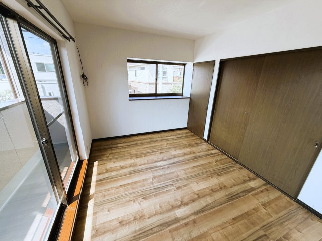 ～角地の立地を生かした日当たりと風通しの良さが魅力～　群馬県桐生市相生町5丁目の洋室|バルコニーで洗濯物を干したり気分転換できる洋室