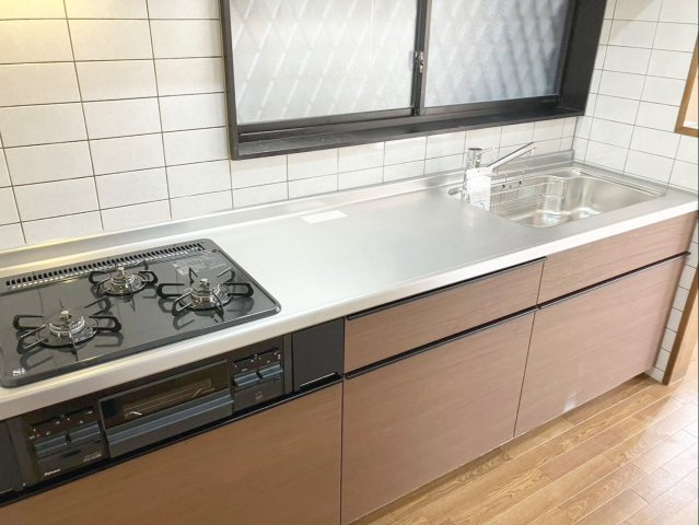 福岡市東区西戸崎１丁目　中古戸建のキッチン|システムキッチン新設！3口コンロを備えた使い勝手のよいキッチンです！
