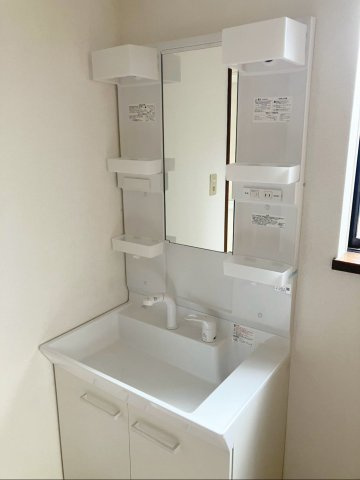 福岡市東区西戸崎１丁目　中古戸建の独立洗面台|洗面化粧台新設！便利なポケット収納付きです！