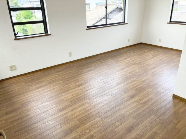 福岡市東区西戸崎１丁目　中古戸建の洋室|約10.5帖の採光のとれた明るい洋室です！