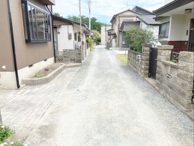 福岡市東区西戸崎１丁目　中古戸建の前面道路含む現地写真|幅員約3ｍ ※私道（42条2項・持分あり）