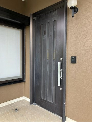 福岡市東区西戸崎１丁目　中古戸建の玄関|縦長の採光窓がすっきりとした印象の玄関ドア！