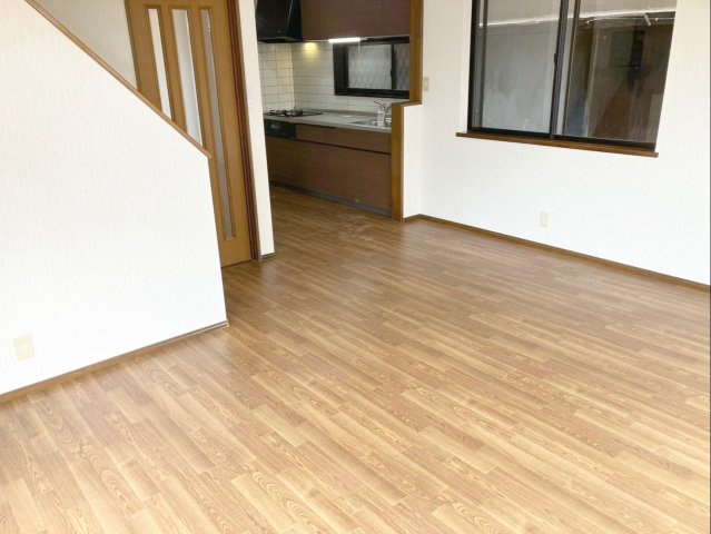 福岡市東区西戸崎１丁目　中古戸建の居間・リビング|約15.25帖のLDKです！