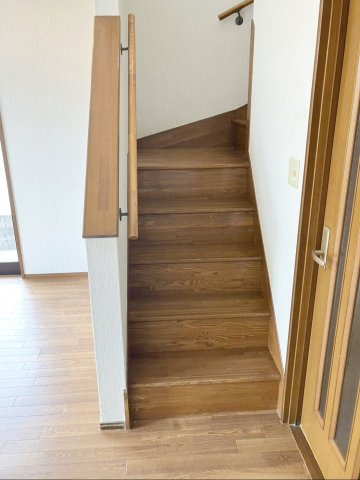 福岡市東区西戸崎１丁目　中古戸建の居間・リビング|家族が顔を合わせる機会が増えるリビング階段です！