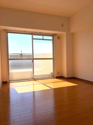 マンションラージの洋室|大きな窓からたっぷりと陽光が注がれる明るい空間。