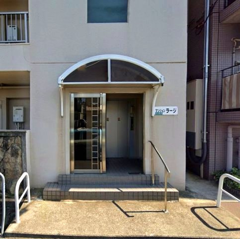 マンションラージのエントランス