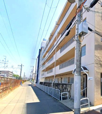 マンションラージの外観|通勤にも外出にもアクセス良好。家族でおでかけすることも増えそうですね。