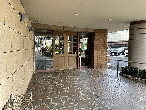 野村ステイツ河原町ガーデンスクエアのエントランス