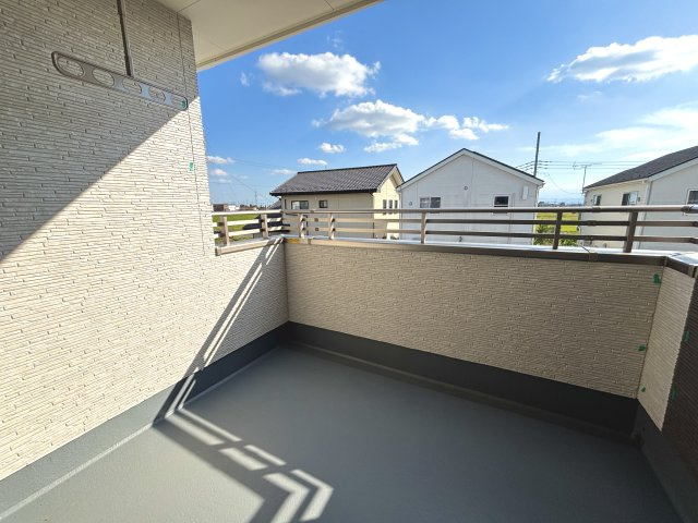 ワイウッドコート伊勢崎市西久保町第1期のバルコニー
