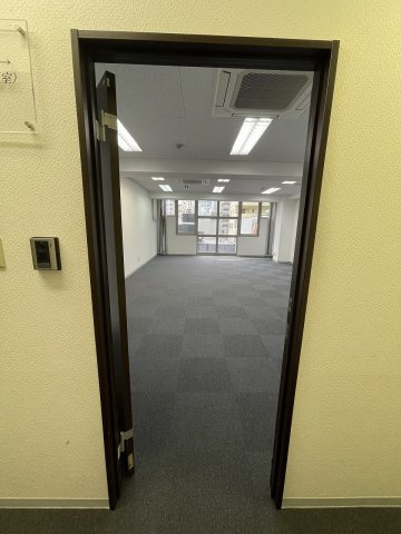 大阪市西区新町１丁目の店舗事務所の玄関