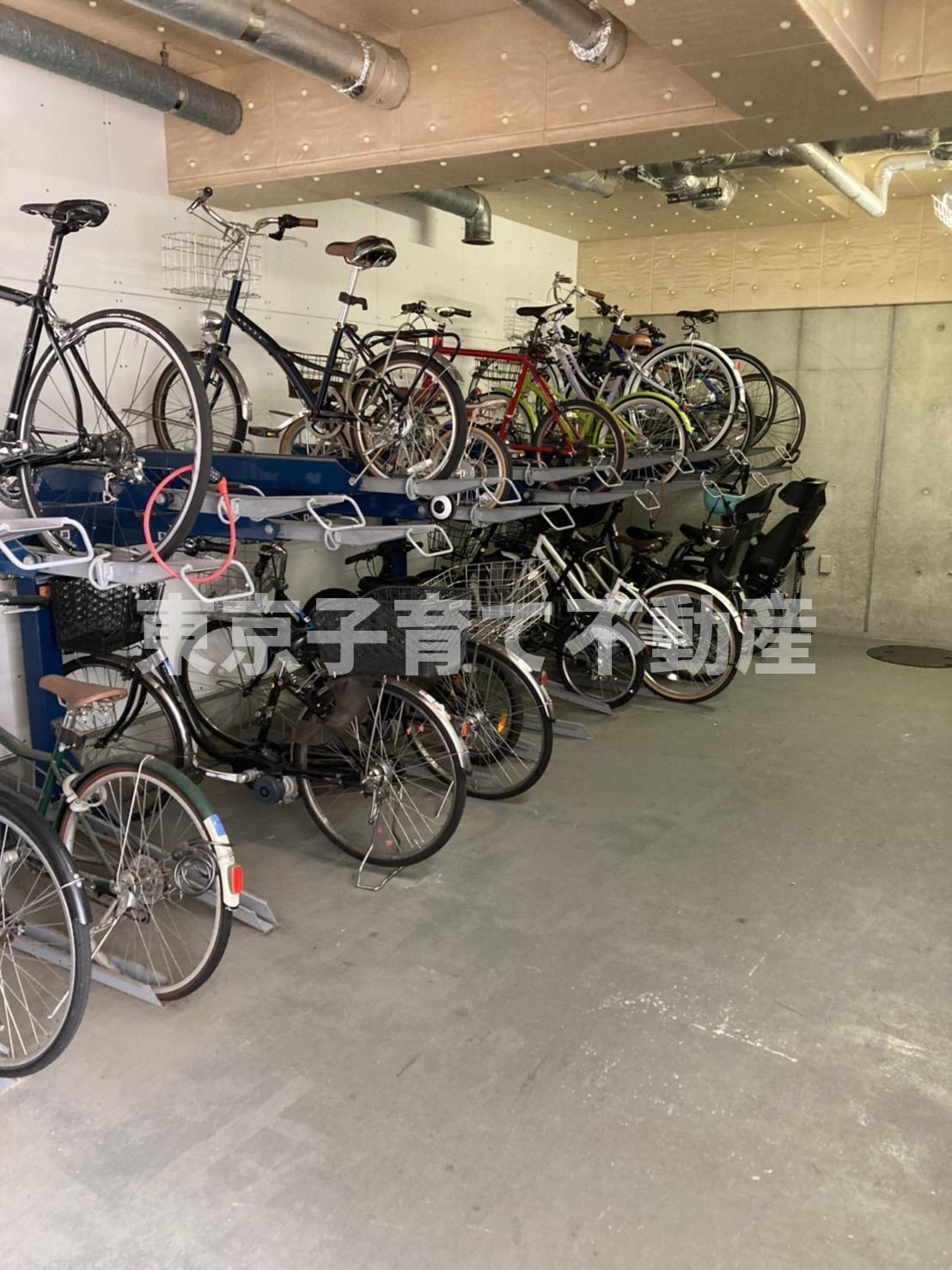 プラウドジェム市ヶ谷の駐車場