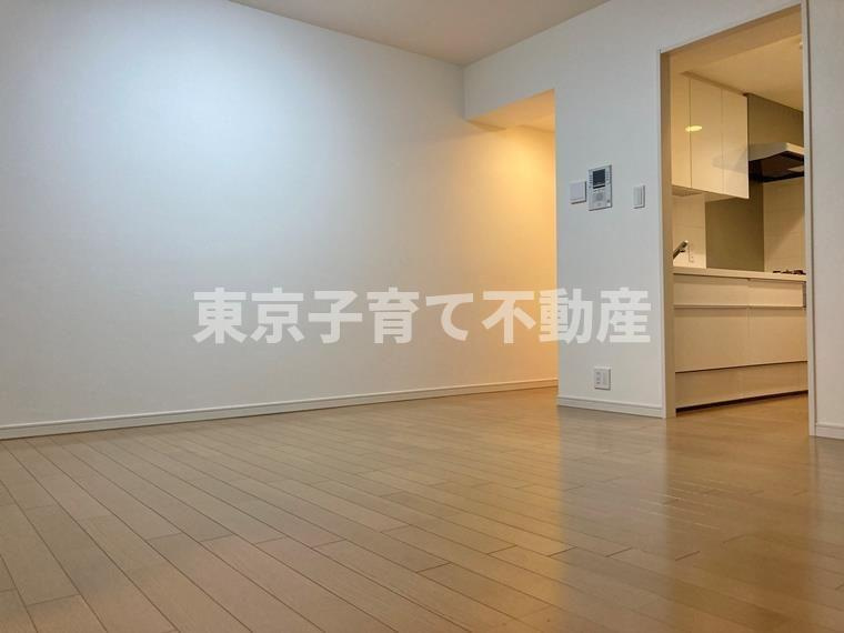 プラウドジェム市ヶ谷の居間・リビング