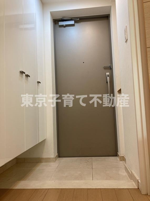 プラウドジェム市ヶ谷の玄関
