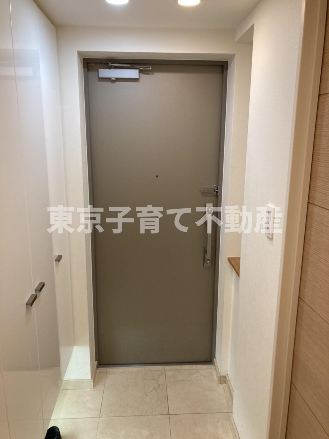 プラウドジェム市ヶ谷の玄関