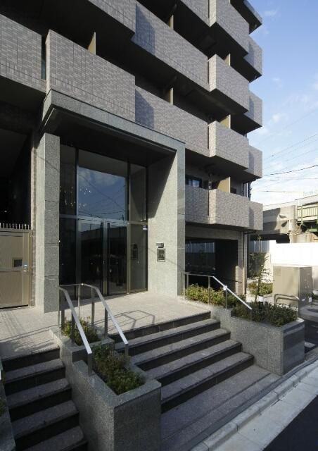ルーブル仲六郷弐番館のエントランス
