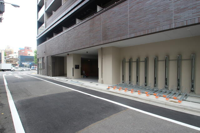 コンシェリア東京　ＩＲＩＹＡ　ＳＴＡＴＩＯＮ　ＦＲＯＮＴの駐車場
