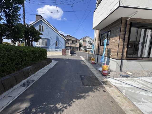 松戸市殿平賀新築戸建【殿平賀小学校：2分】の前面道路含む現地写真|南側前面道路
