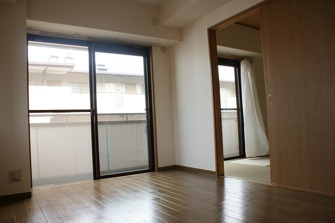 神戸市灘区徳井町５丁目の賃貸マンションの居間・リビング