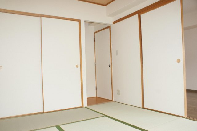 神戸市灘区徳井町５丁目の賃貸マンションの居間・リビング