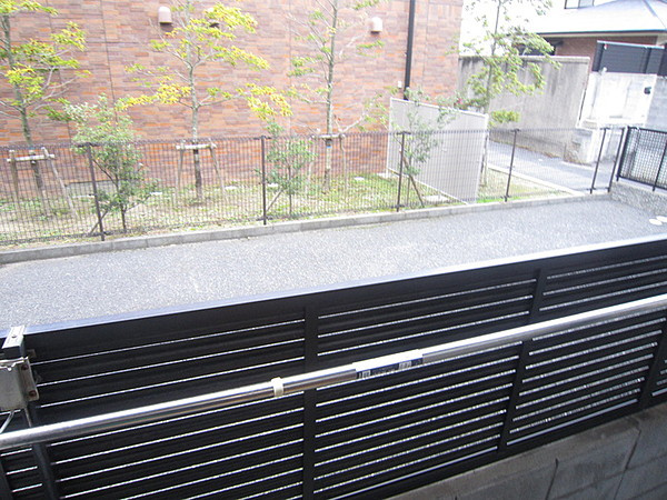 芦屋市大原町のアパートのバルコニー