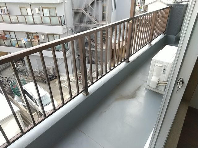 住吉建物2号館のバルコニー