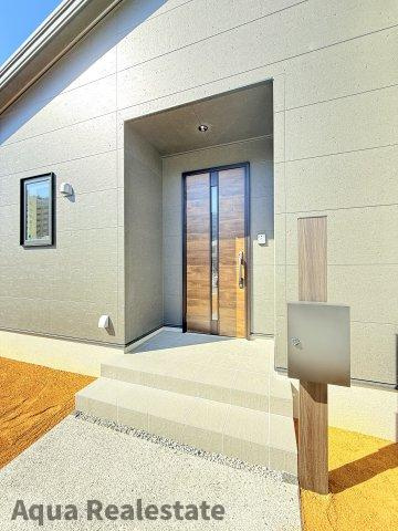 丸亀市土器町東Ⅲ　新築戸建　の玄関|収納もある玄関です