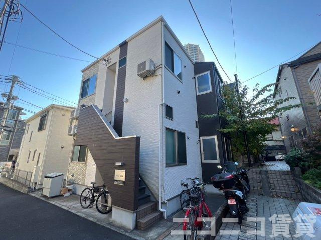 新宿区富久町のアパートの外観