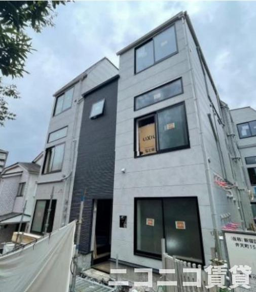 新宿区弁天町のアパートの外観