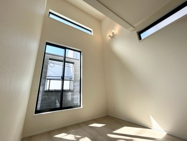 【仲介手数料無料】朝霞市本町１丁目のその他|南側の天井が高くなっており、採光窓を設置しております！
