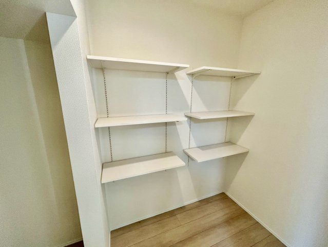 【仲介手数料無料】朝霞市本町１丁目の収納|キッチン横のパントリー