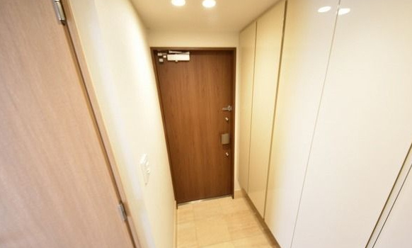 ザ・神宮前レジデンスの玄関